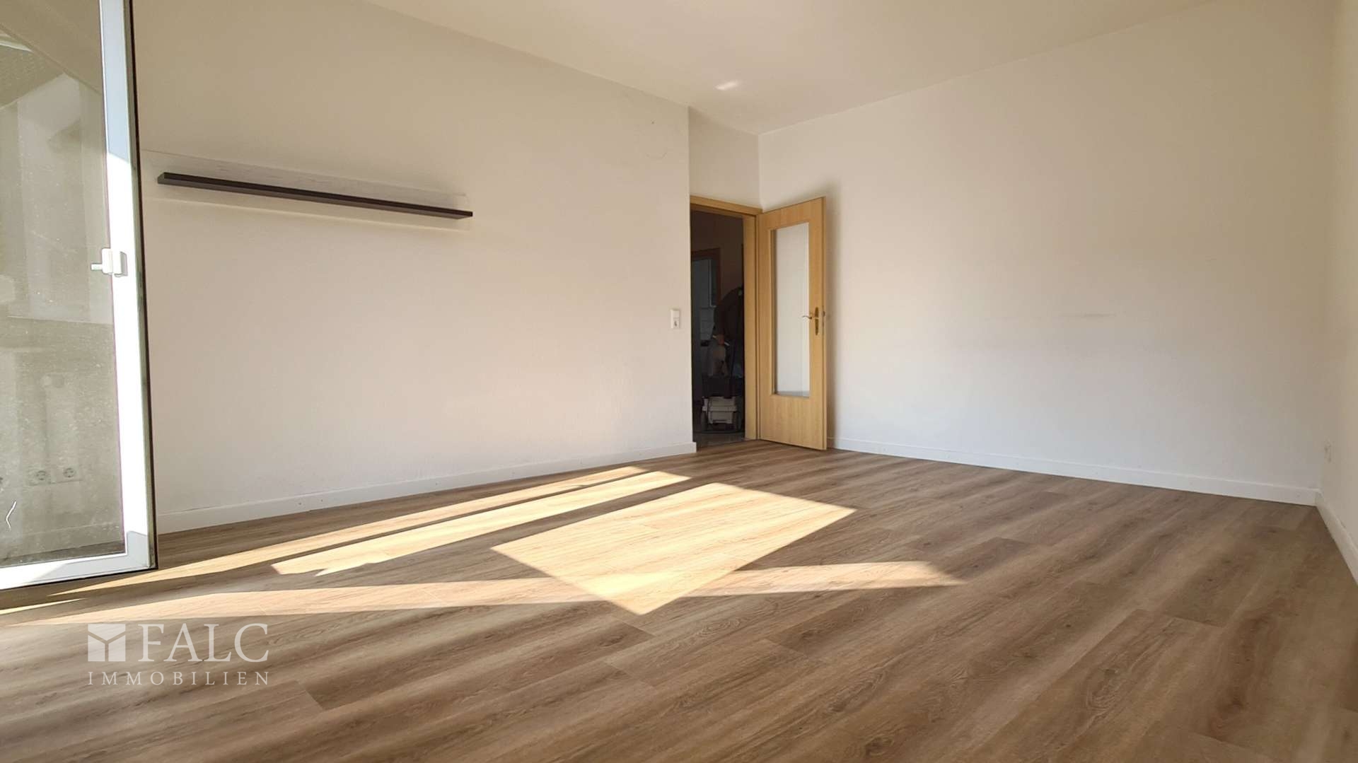 Wohnzimmer mit Balkonzugang